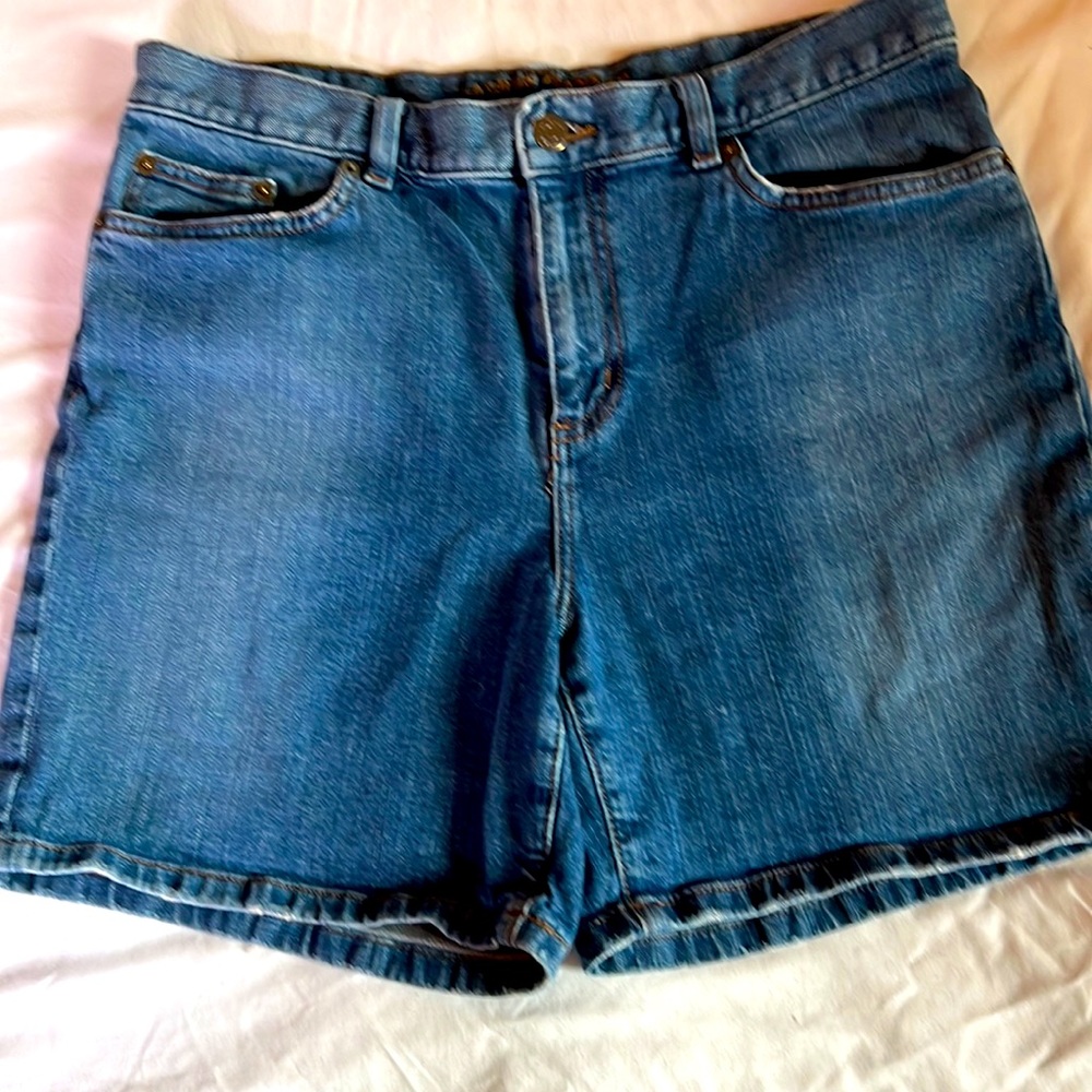 Ralph Lauren denim Jean shorts five pockets. 6 inch inseam.